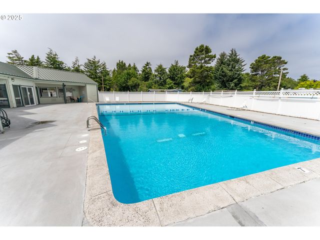 1600 RHODODENDRON Dr 207, Florence, OR 97439