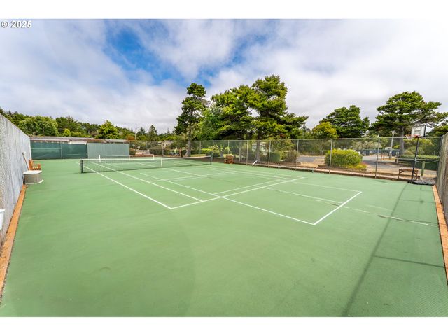 1600 RHODODENDRON Dr 207, Florence, OR 97439