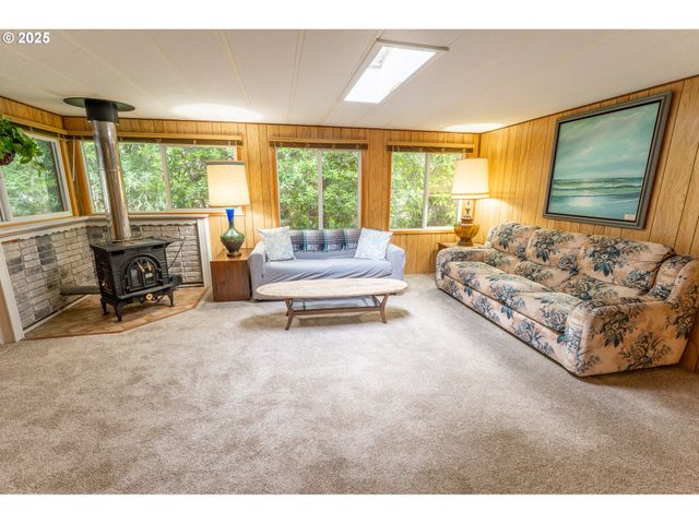 1600 RHODODENDRON Dr 207, Florence, OR 97439