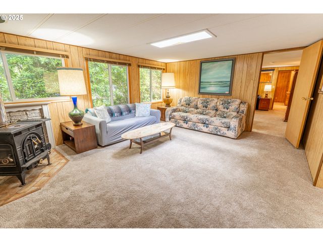 1600 RHODODENDRON Dr 207, Florence, OR 97439