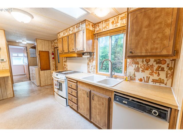 1600 RHODODENDRON Dr 207, Florence, OR 97439