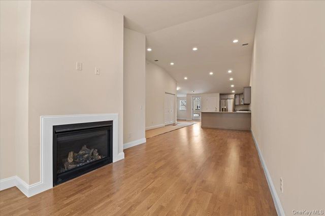 4 Steven Circle 4, Dix Hills, NY 11746