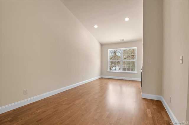 4 Steven Circle 4, Dix Hills, NY 11746