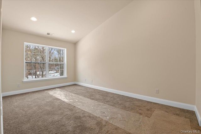 4 Steven Circle 4, Dix Hills, NY 11746