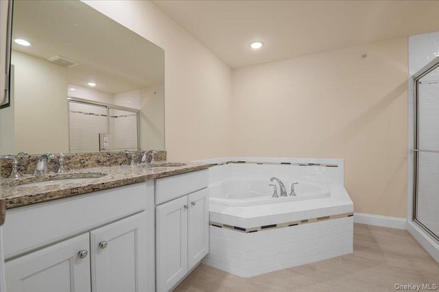 4 Steven Circle 4, Dix Hills, NY 11746