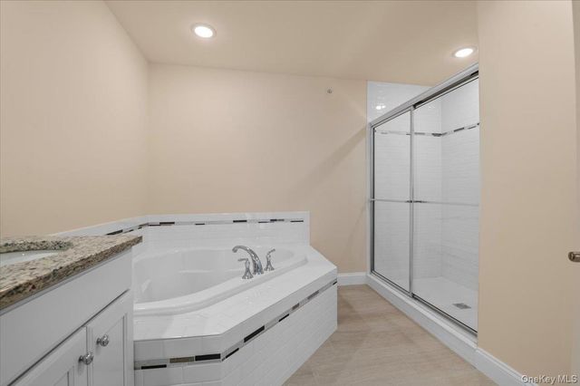 4 Steven Circle 4, Dix Hills, NY 11746