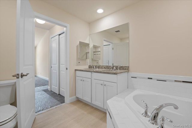 4 Steven Circle 4, Dix Hills, NY 11746