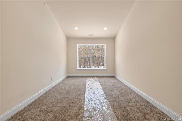 4 Steven Circle 4, Dix Hills, NY 11746