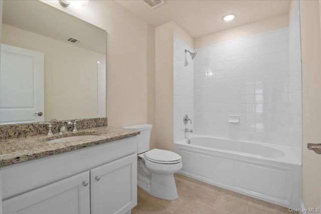 4 Steven Circle 4, Dix Hills, NY 11746