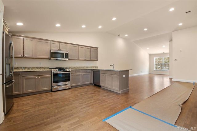 4 Steven Circle 4, Dix Hills, NY 11746