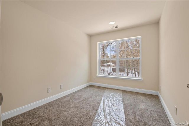 4 Steven Circle 4, Dix Hills, NY 11746