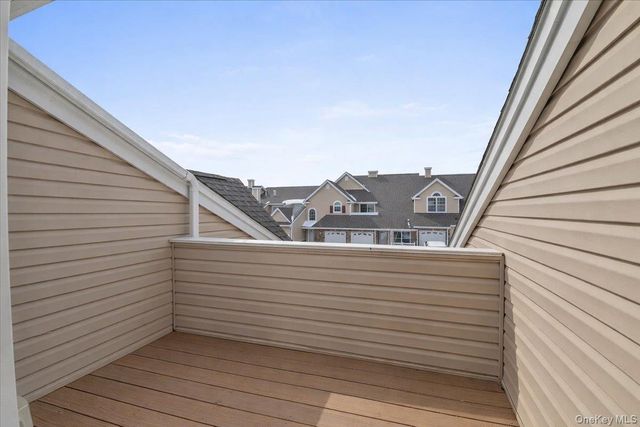 4 Steven Circle 4, Dix Hills, NY 11746