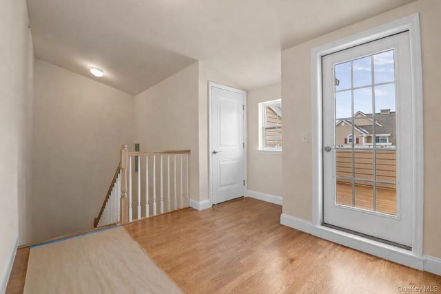 4 Steven Circle 4, Dix Hills, NY 11746