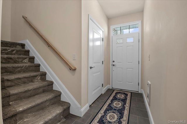 4 Steven Circle 4, Dix Hills, NY 11746