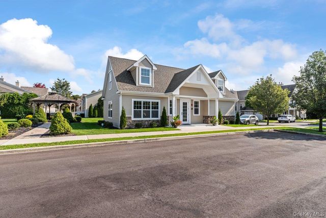 4 Steven Circle 4, Dix Hills, NY 11746