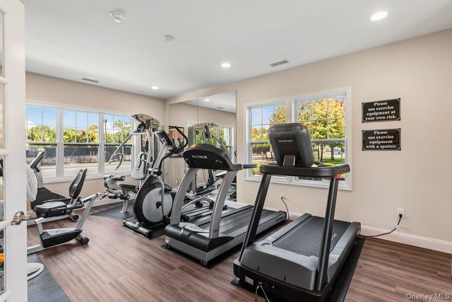 4 Steven Circle 4, Dix Hills, NY 11746