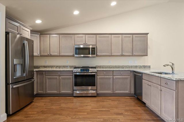 4 Steven Circle 4, Dix Hills, NY 11746