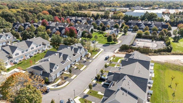 4 Steven Circle 4, Dix Hills, NY 11746