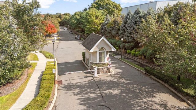 4 Steven Circle 4, Dix Hills, NY 11746