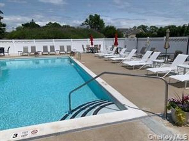 4 Steven Circle 4, Dix Hills, NY 11746