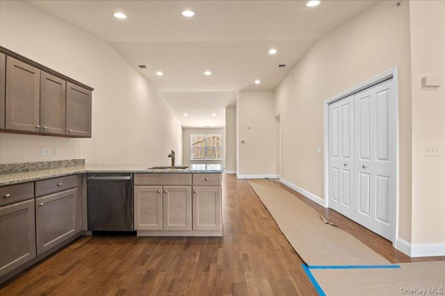 4 Steven Circle 4, Dix Hills, NY 11746