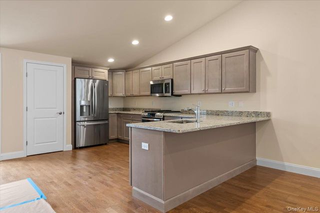 4 Steven Circle 4, Dix Hills, NY 11746