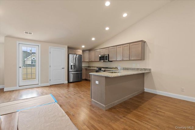 4 Steven Circle 4, Dix Hills, NY 11746