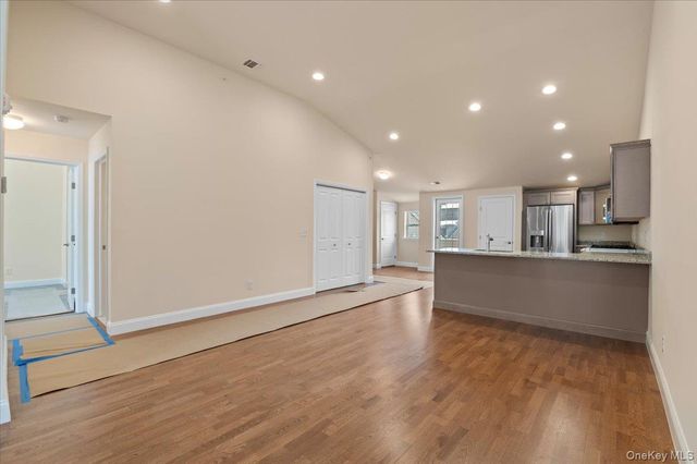 4 Steven Circle 4, Dix Hills, NY 11746