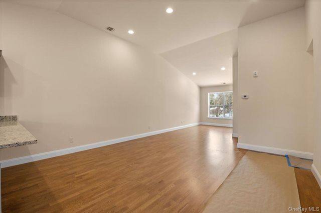 4 Steven Circle 4, Dix Hills, NY 11746