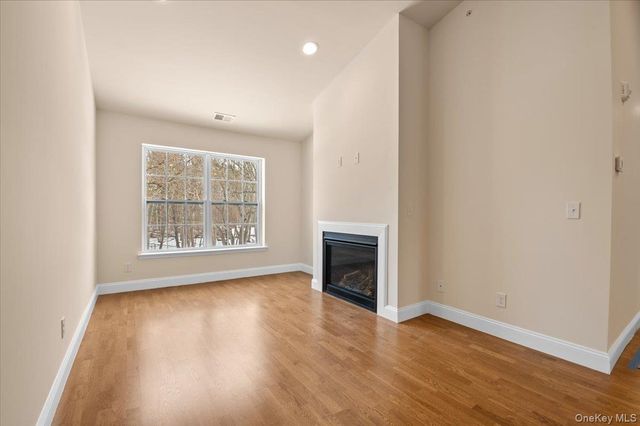 4 Steven Circle 4, Dix Hills, NY 11746