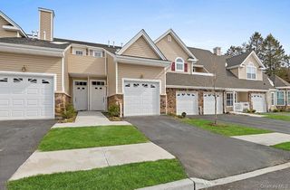 4 Steven Circle 4, Dix Hills, NY 11746