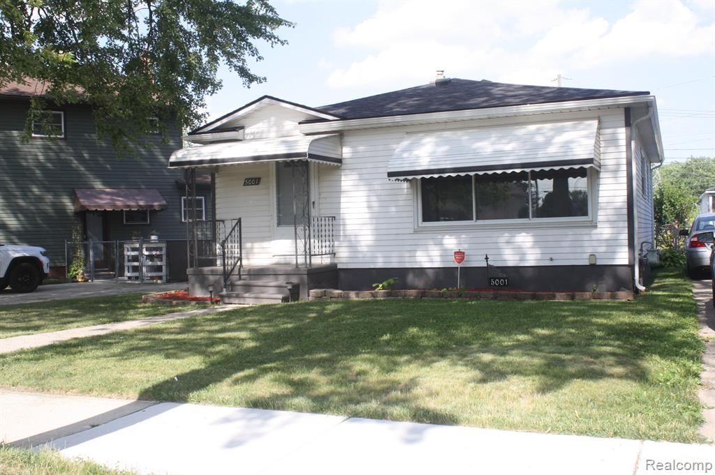 5001 Montfaucon Street, Trenton, MI 48183