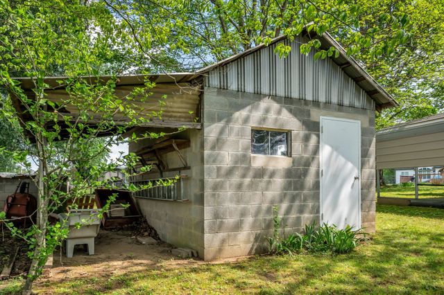1006 Hershell St, Burns, TN 37029