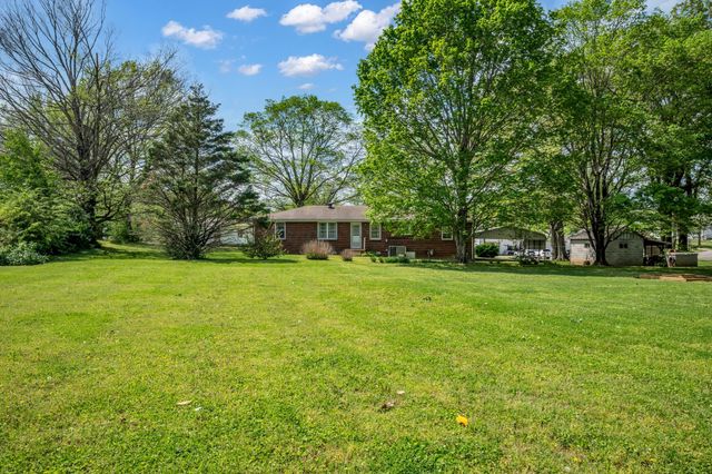 1006 Hershell St, Burns, TN 37029