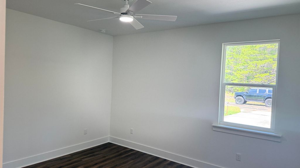 Image 12 of property listing at 4183 Luar, Chipley, FL 32428