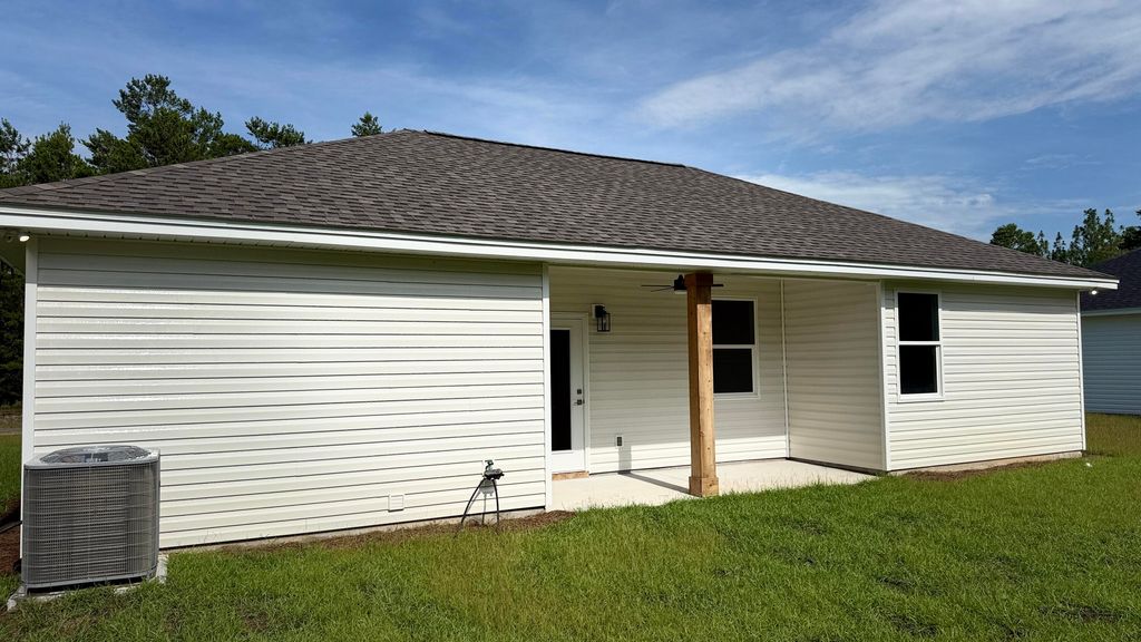 Image 25 of property listing at 4183 Luar, Chipley, FL 32428