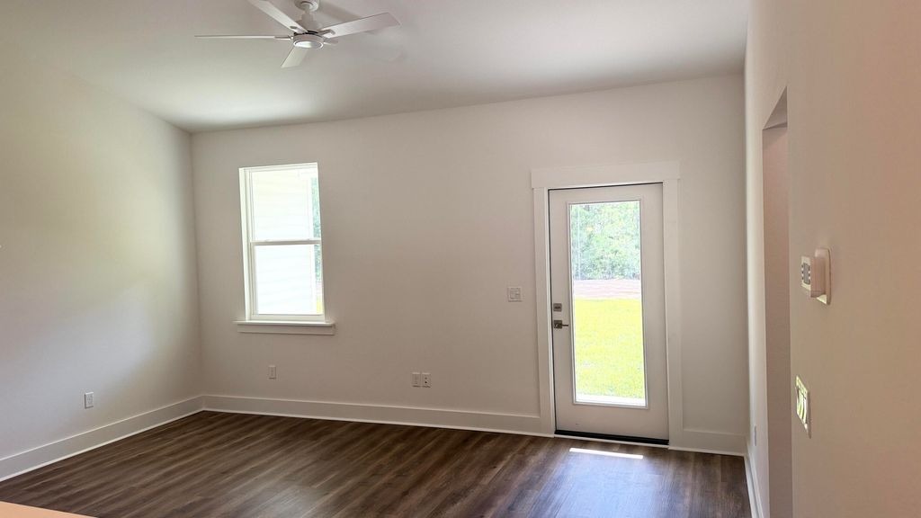 Image 7 of property listing at 4183 Luar, Chipley, FL 32428