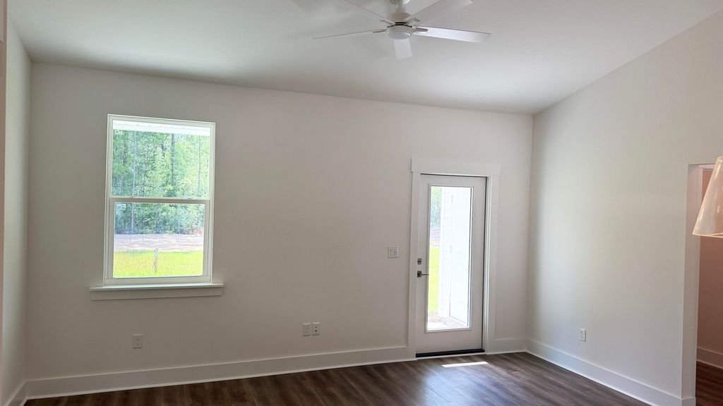 Image 8 of property listing at 4183 Luar, Chipley, FL 32428