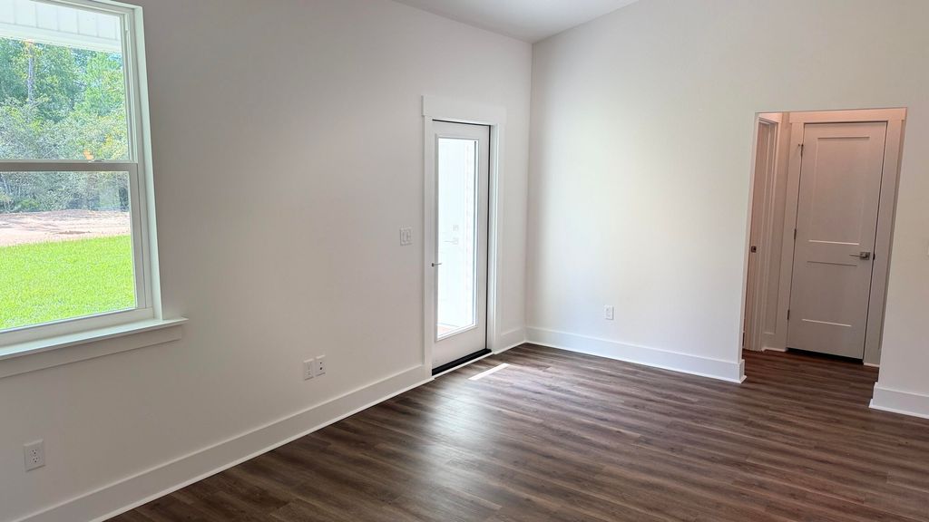 Image 9 of property listing at 4183 Luar, Chipley, FL 32428