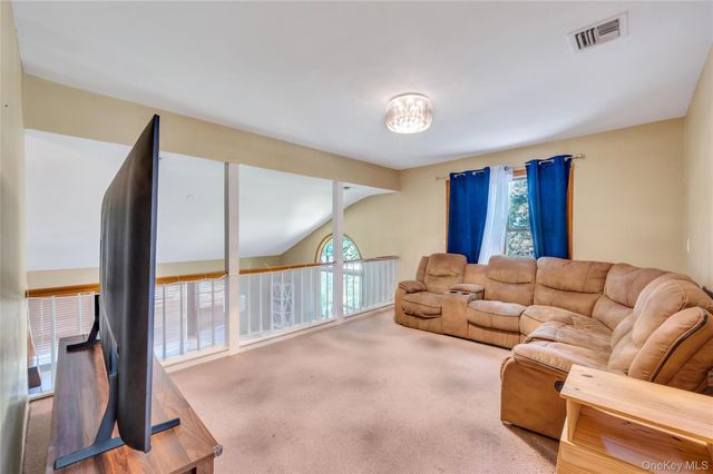 3 Spruce Circle, Farmingville, NY 11738