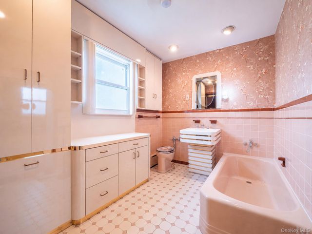 76-26 176th Street, Fresh Meadows, NY 11366