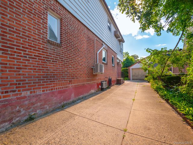 76-26 176th Street, Fresh Meadows, NY 11366