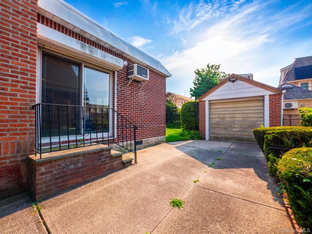 76-26 176th Street, Fresh Meadows, NY 11366