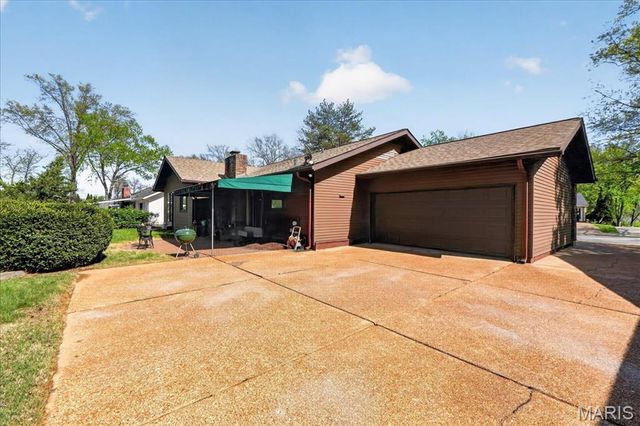 15233 Country Ridge Drive, Chesterfield, MO 63017