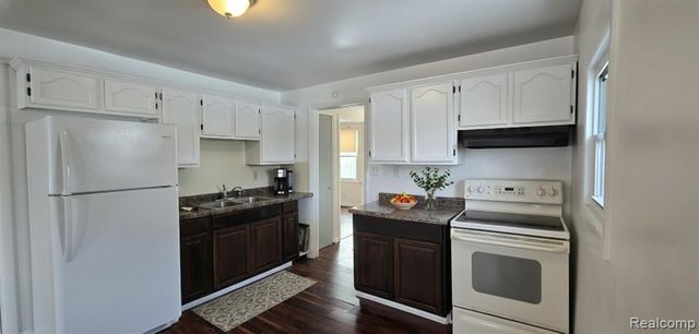 2194 E Bristol Road, Burton, MI 48529