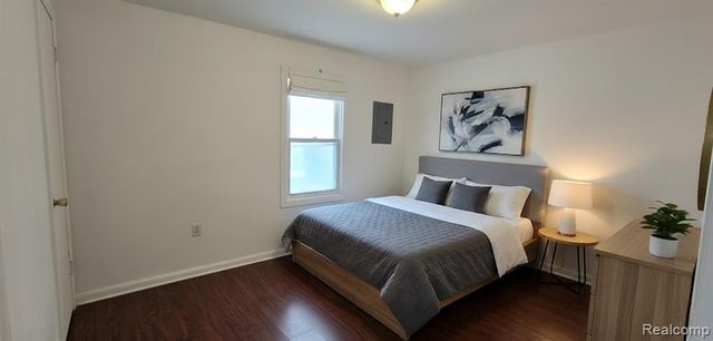 2194 E Bristol Road, Burton, MI 48529