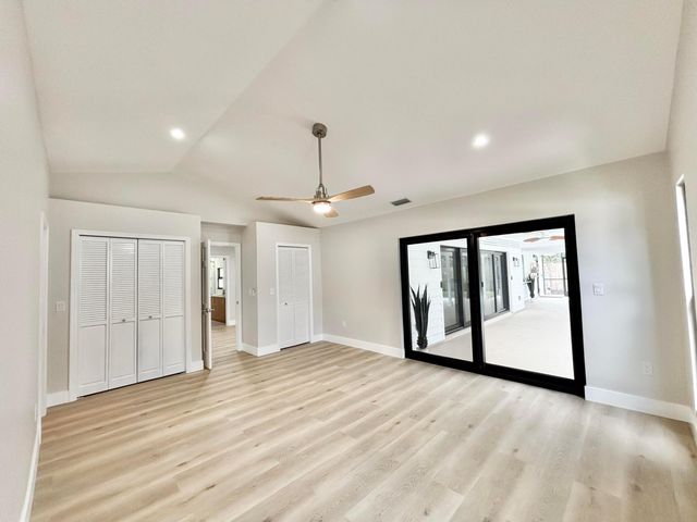 14 SE Paddock Circle, Jupiter, FL 33469