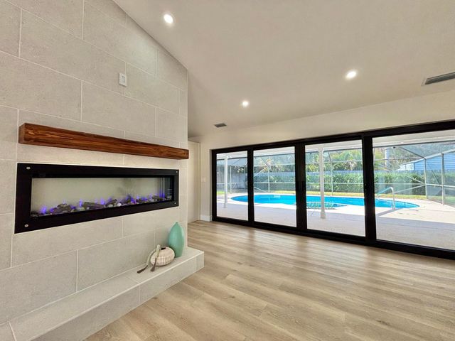 14 SE Paddock Circle, Jupiter, FL 33469