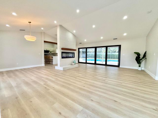 14 SE Paddock Circle, Jupiter, FL 33469