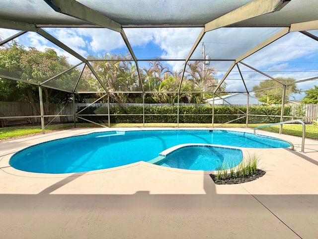 14 SE Paddock Circle, Jupiter, FL 33469